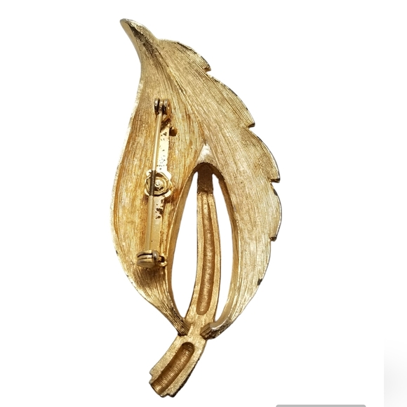 VINTAGE GOLDTONED TEXTURED LEAF BROOCH - Picture 2 of 3